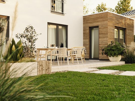 Ext_Stadthaus_Flair_124_Kubus_Holz_Garten_Fokus