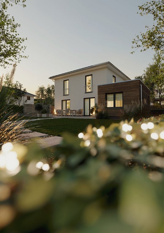 Ext_Stadthaus_Flair_124_Kubus_Holz_Garten_Abend