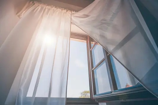 offenes-fenster-haus-wohnen-ohne-insektenschutz