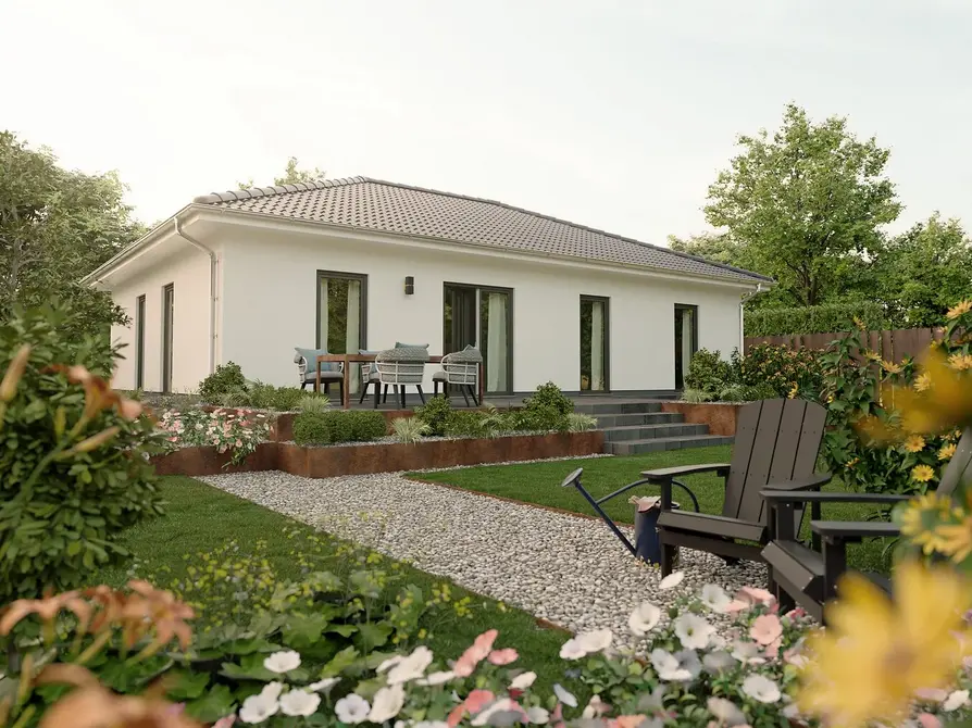 Bungalow 110 in klassischem Stil mit blühendem Garten und Terrassenzugang Klassischer Bungalow 110 von Town & Country Haus mit gepflegtem Gartenweg, farbenfrohen Blumen und bodentiefer Fensterfront
