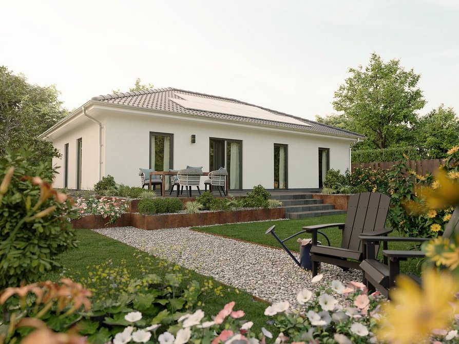 Bungalow 110 mit Solaranlage und großzügiger Gartenterrasse Effizienter Bungalow 110 mit Photovoltaik-Anlage auf dem Walmdach, moderner Terrasse und grünem Garten