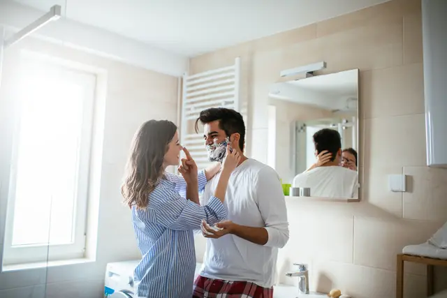 Inklusivausstattung-Inklusiv-Bad-Wohnen-Einrichten-Spiegel-Familie-Badewanne-Badezimmer-01