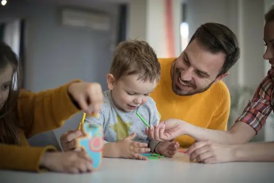 Haus-Familie-Wohnen-Serie-10-6 Vater mit Sohn in der Küche