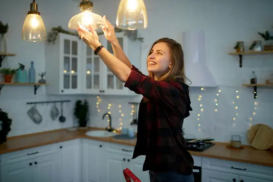 wohnung-gemuetlich-entspannen-wohlfuehlen-02 Frau und Lampen
